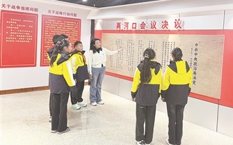9月15日,四川省小金县两河口小学师生在两河口会议纪念馆开展红色教育。罗顺剑 摄